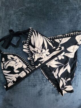 Cupshe Black & Cream Floral Lace-Trim Bikini Set
